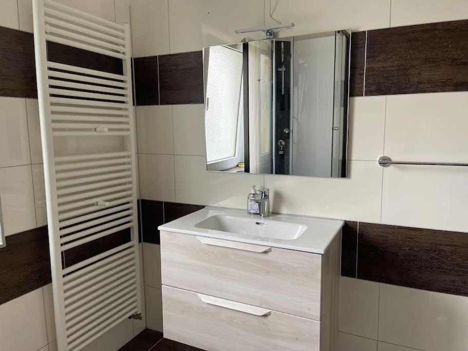 Duesseldorf Messe And Airport, 2-Bedroom Apartment With Kitchen And Garden Duisburg Bagian luar foto